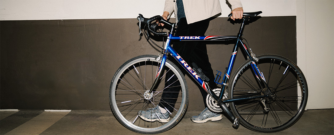 Mann hält sein Fahrrad