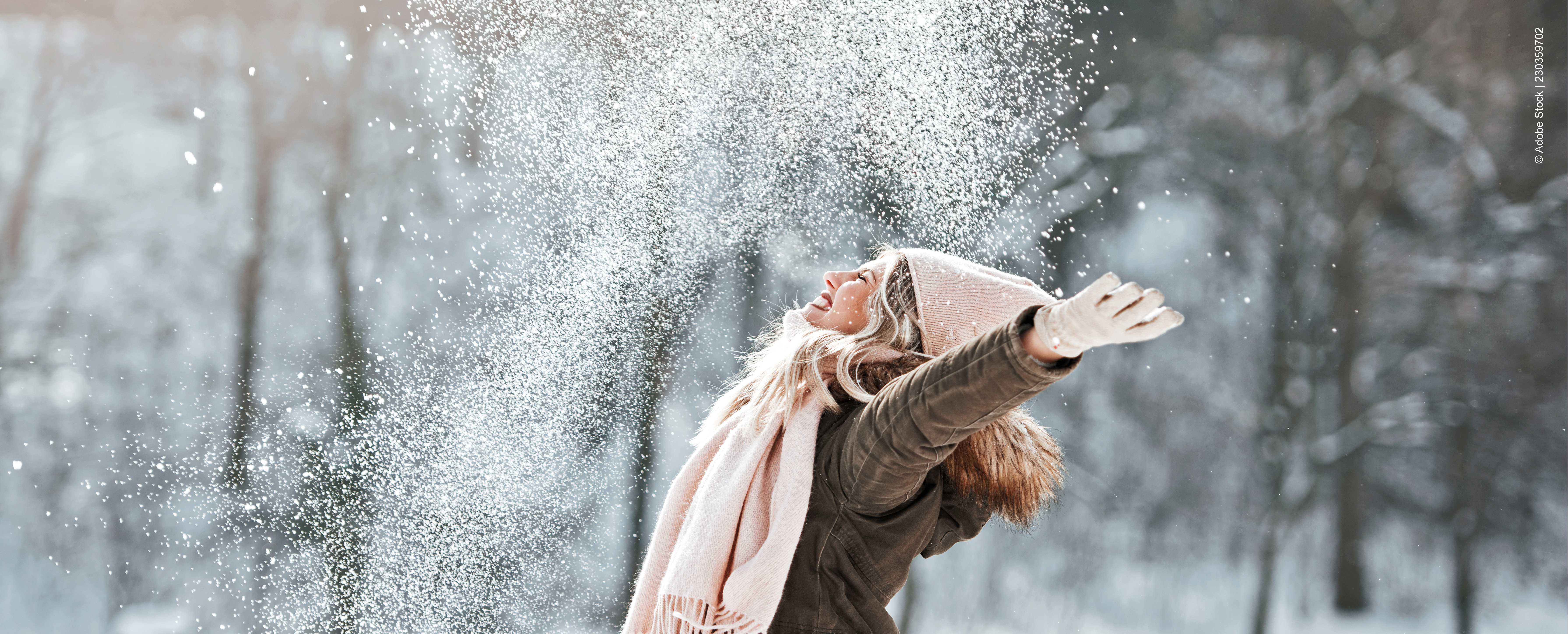 Person hat Spaß im Schnee